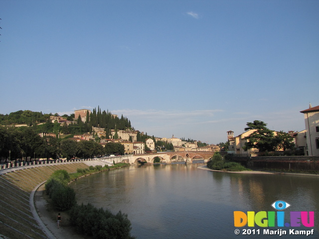 SX19098 Ponte Pietra and Castle San Pietro from river bank